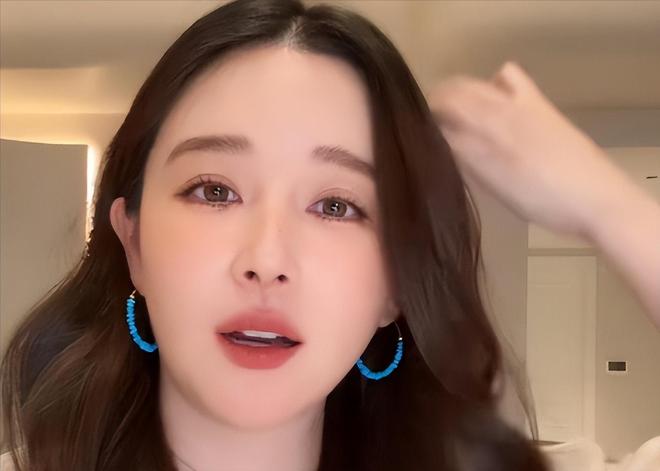 阚清子官宣怀孕后，纪凌尘却扒出没删跟阚清子的合照，评论区笑疯