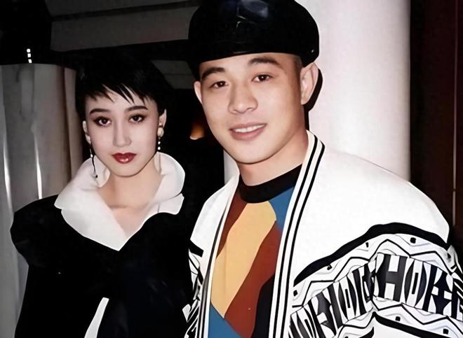 26年前李连杰迎娶利智时，港媒10字嘲讽：情义千斤，不敌胸脯四两