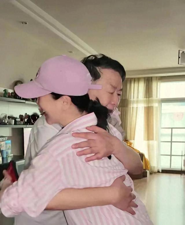 左小青回湖南晒老家日常，爸妈温情出镜，高颜值的一家令人羡慕__左小青回湖南晒老家日常，爸妈温情出镜，高颜值的一家令人羡慕