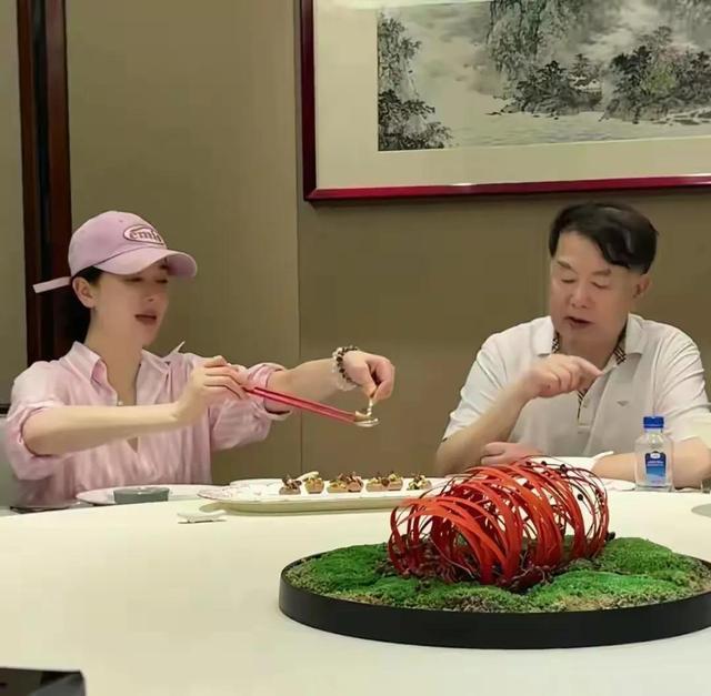 左小青回湖南晒老家日常，爸妈温情出镜，高颜值的一家令人羡慕__左小青回湖南晒老家日常，爸妈温情出镜，高颜值的一家令人羡慕