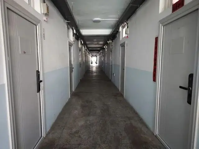 _大学宿舍广告_高校宿舍贴广告