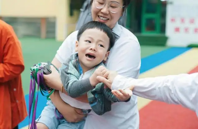 幼儿园放学后问孩子的三句话__幼儿园放学后怎么问