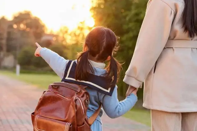 幼儿园放学后问孩子的三句话_幼儿园放学后怎么问_