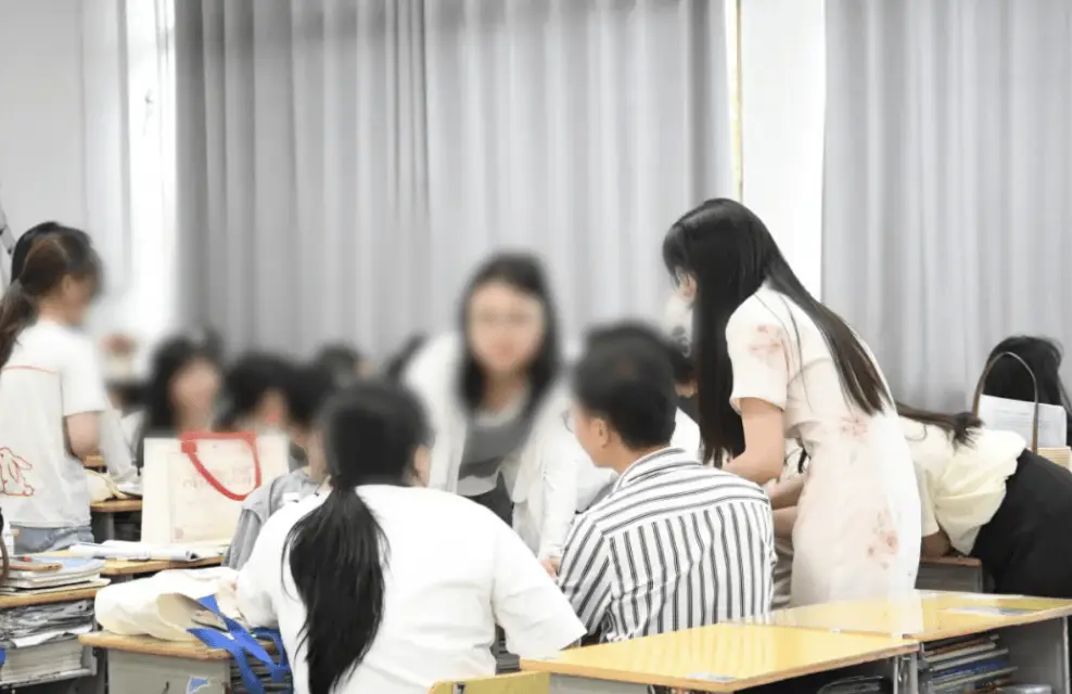 山东临沂小学老师被调去教高中称“压力很大” 教育局回应“都有高中教资证”__山东临沂小学老师被调去教高中称“压力很大” 教育局回应“都有高中教资证”