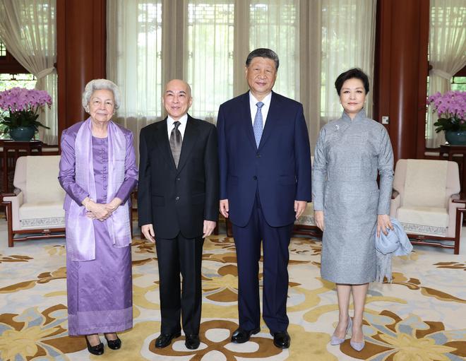 习近平夫妇会见柬埔寨国王西哈莫尼和太后莫尼列__习近平夫妇会见柬埔寨国王西哈莫尼和太后莫尼列
