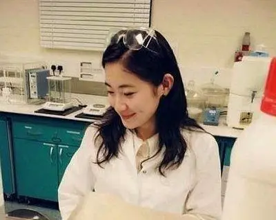 何碧玉：14岁参加高考，考750分满分，留学后声称美国更适合自己