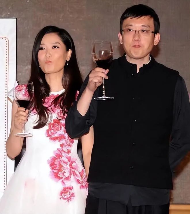 凤凰传奇又闹不和？玲花老公被指打压曾毅，制造话筒灯光等故障__凤凰传奇又闹不和？玲花老公被指打压曾毅，制造话筒灯光等故障