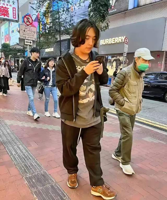 吴镇宇儿子近照曝光，16岁费曼长卷发身材发胖，和小时候差别大_吴镇宇儿子近照曝光，16岁费曼长卷发身材发胖，和小时候差别大_
