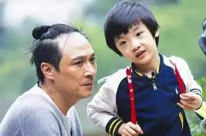 吴镇宇儿子近照曝光，16岁费曼长卷发身材发胖，和小时候差别大__吴镇宇儿子近照曝光，16岁费曼长卷发身材发胖，和小时候差别大