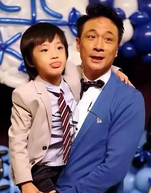 吴镇宇儿子近照曝光，16岁费曼长卷发身材发胖，和小时候差别大_吴镇宇儿子近照曝光，16岁费曼长卷发身材发胖，和小时候差别大_