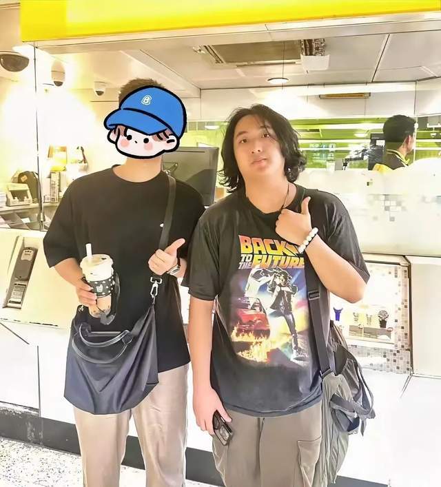 吴镇宇儿子近照曝光，16岁费曼长卷发身材发胖，和小时候差别大_吴镇宇儿子近照曝光，16岁费曼长卷发身材发胖，和小时候差别大_
