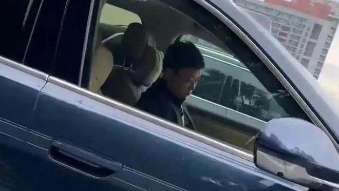 _深圳交警躲起来抓车_车上睡觉交警开罚单