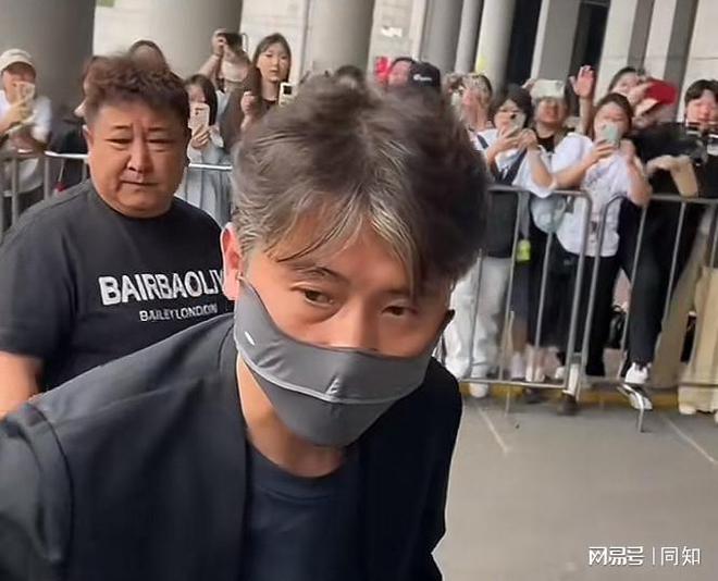 _直播间哈哈大笑的那个哪来的_直播讲笑话