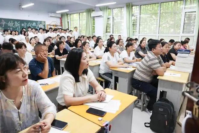 网友吐槽：活了快40年，第一次听说晚上开家长会，你支持吗？__网友吐槽：活了快40年，第一次听说晚上开家长会，你支持吗？