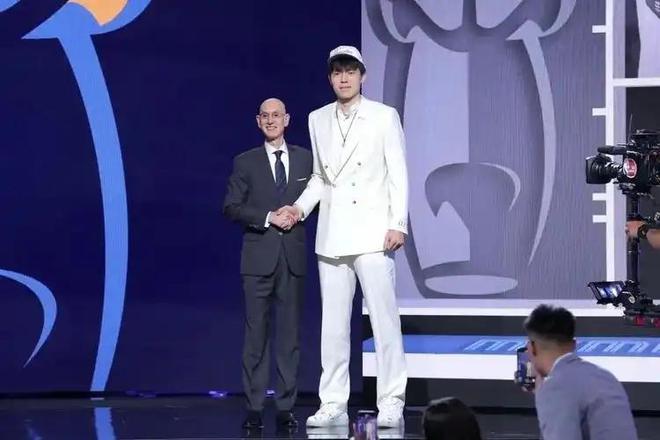 杨瀚森被首轮选中，媒体人曝其身价过亿！批评CBA签字费见不得光__杨瀚森被首轮选中，媒体人曝其身价过亿！批评CBA签字费见不得光