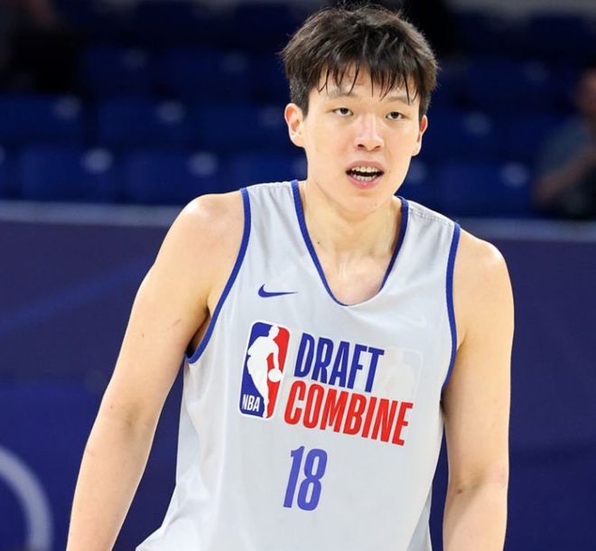 杨瀚森第16顺位登陆NBA创历史！四年2139万赢麻 双手指天面带笑容_杨瀚森第16顺位登陆NBA创历史！四年2139万赢麻 双手指天面带笑容_