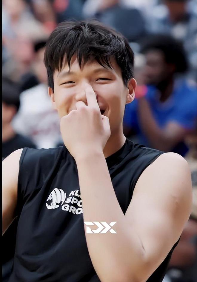 杨瀚森第16顺位登陆NBA创历史！四年2139万赢麻 双手指天面带笑容_杨瀚森第16顺位登陆NBA创历史！四年2139万赢麻 双手指天面带笑容_