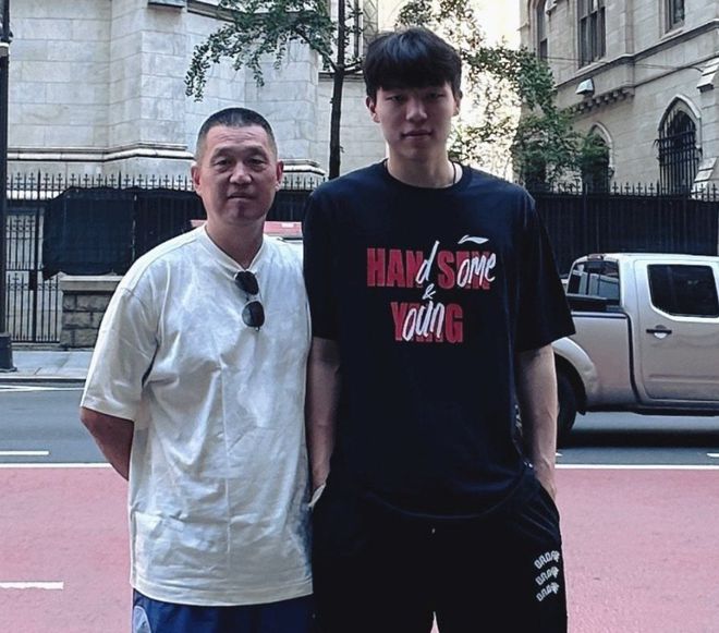 杨瀚森第16顺位登陆NBA创历史！四年2139万赢麻 双手指天面带笑容_杨瀚森第16顺位登陆NBA创历史！四年2139万赢麻 双手指天面带笑容_