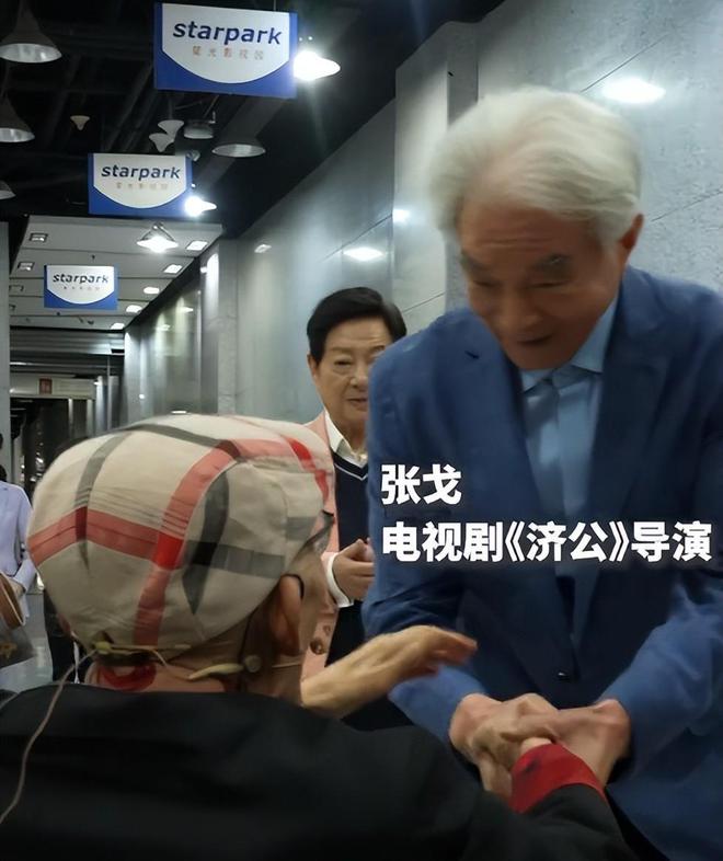 “济公”游本昌和孙女罕露面，全程坐轮椅还吸氧，脸颊凹陷引担忧_“济公”游本昌和孙女罕露面，全程坐轮椅还吸氧，脸颊凹陷引担忧_
