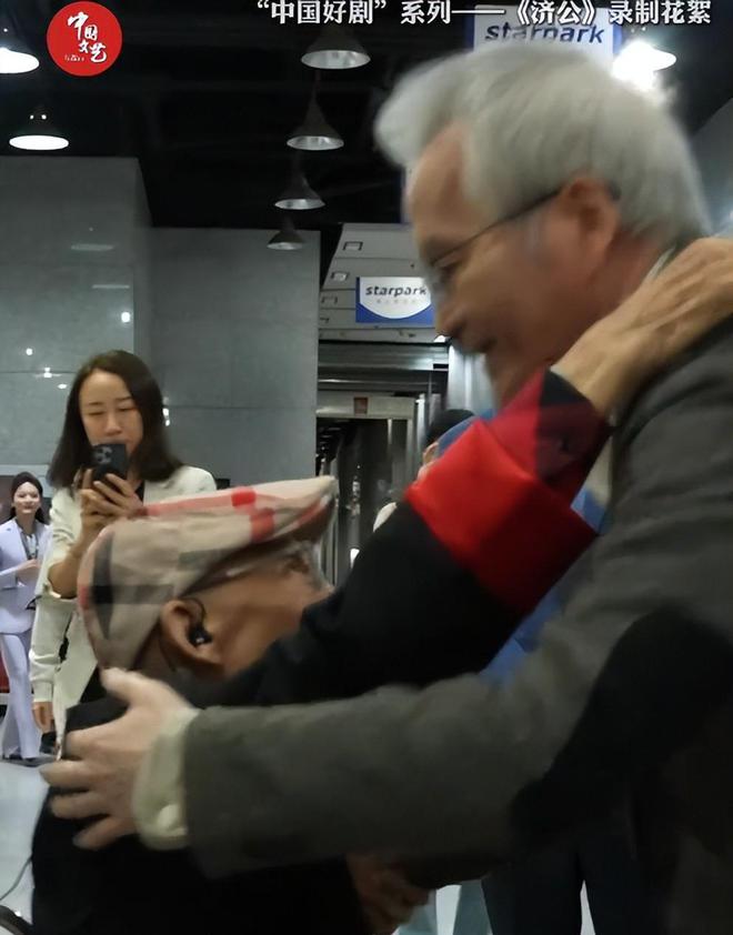 _“济公”游本昌和孙女罕露面，全程坐轮椅还吸氧，脸颊凹陷引担忧_“济公”游本昌和孙女罕露面，全程坐轮椅还吸氧，脸颊凹陷引担忧