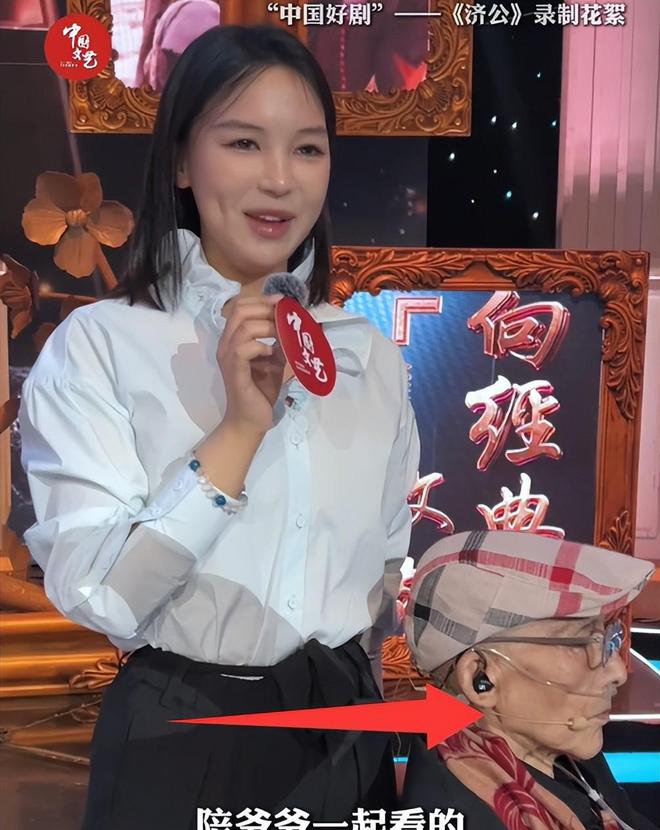 “济公”游本昌和孙女罕露面，全程坐轮椅还吸氧，脸颊凹陷引担忧_“济公”游本昌和孙女罕露面，全程坐轮椅还吸氧，脸颊凹陷引担忧_