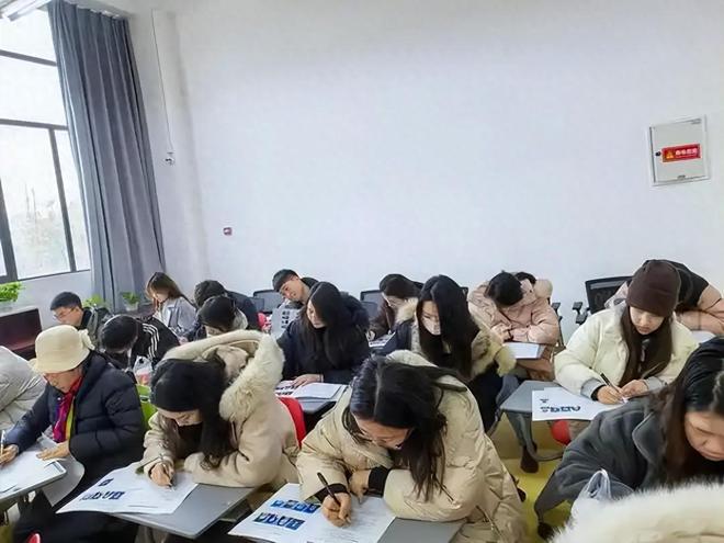 高校辅导员考试竞争白热化:仅招聘15人，却有近千人报名角逐