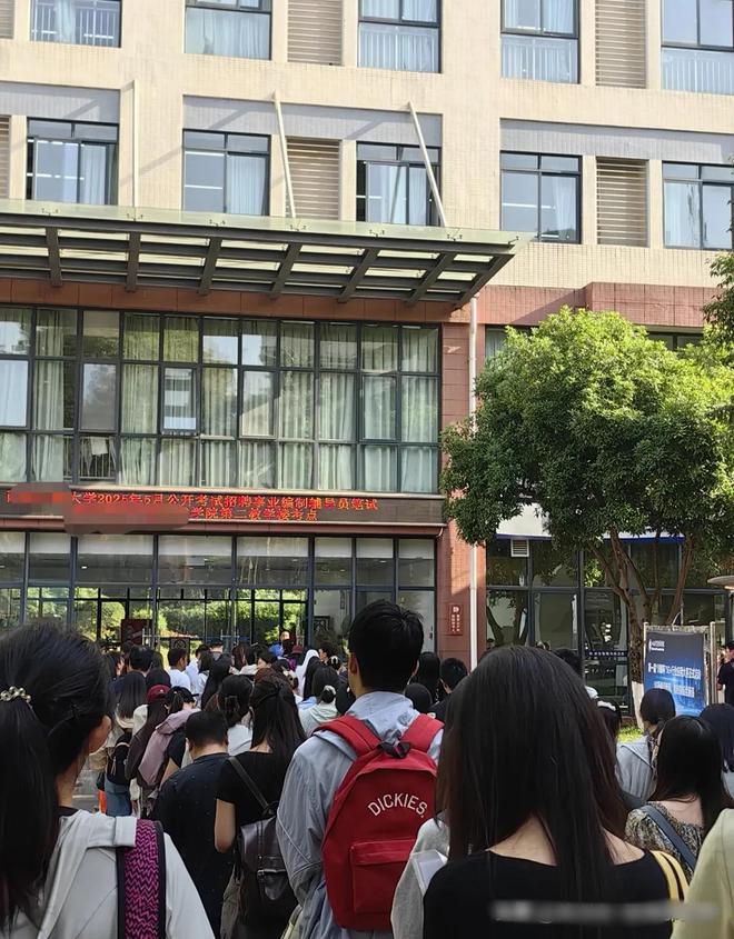_高校辅导员考试竞争白热化:仅招聘15人，却有近千人报名角逐_高校辅导员考试竞争白热化:仅招聘15人，却有近千人报名角逐