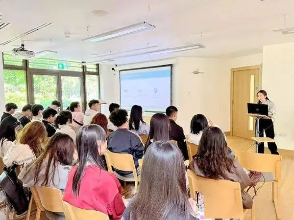 尹雨梦英伦行：燕理学子的国际课堂与文化探索__尹雨梦英伦行：燕理学子的国际课堂与文化探索
