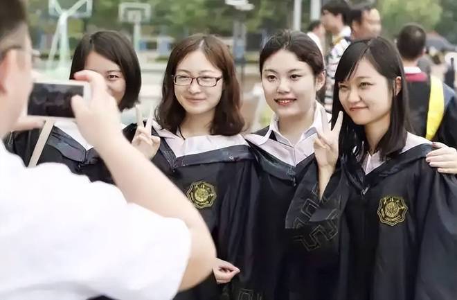 为什么大厂紧盯学历背景？看到选调生和专科生的表现，就一目了然