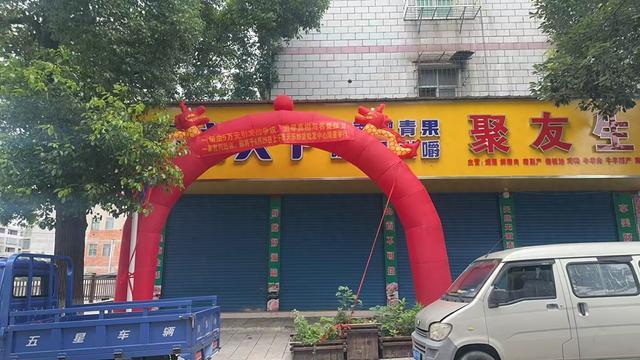 洪水涌入县城一金店首饰被冲走，店主：价值上千万，已捡回少数，保险柜仍未找到