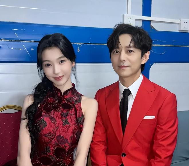 何炅回应老婆王箐与儿子照片_何炅空饷事件爆料人称遭恐吓_