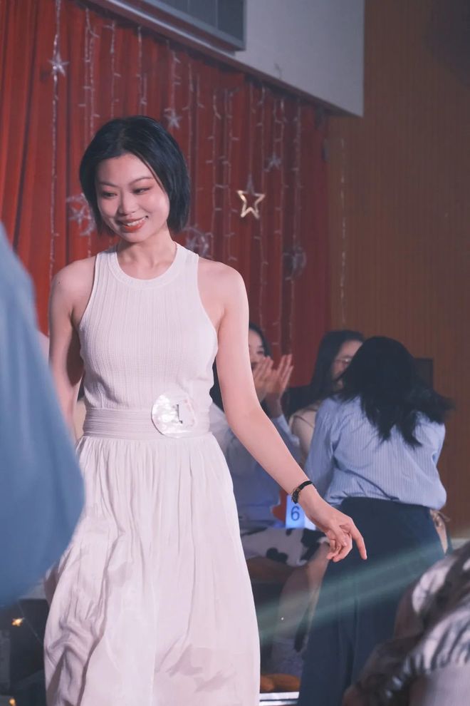 缎面裙子搭配__缎面裙装
