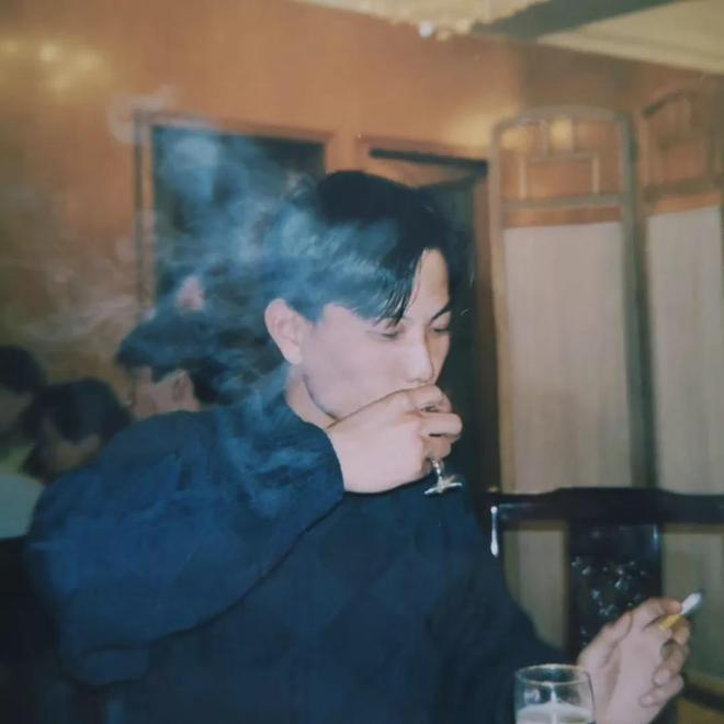 缎面裙子搭配_缎面裙装_