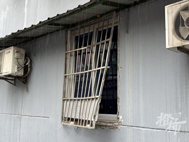 小区邻居之间发生冲突__小区邻居
