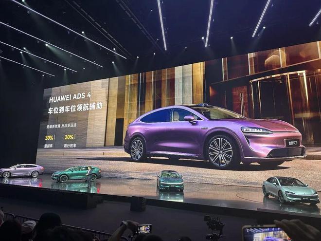 从16万到45万，全都配上最强智驾！鸿蒙智行一口气连发7款车__从16万到45万，全都配上最强智驾！鸿蒙智行一口气连发7款车