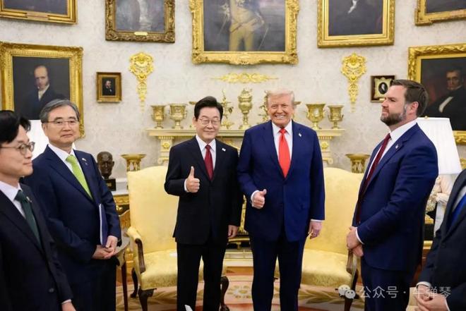 特朗普的签名钢笔图片视频__特朗普签字用笔