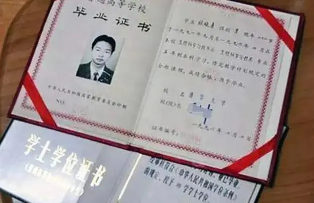 清华高材生辞掉外企工作，回乡尽孝当保安，20年从不参加同学聚会