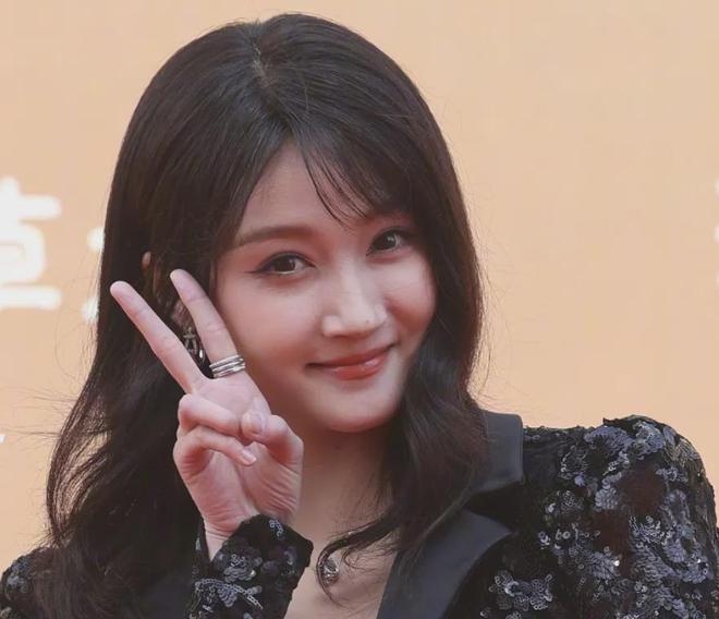 华表奖红毯生图来了！章子怡紧绷关晓彤秀长腿，大批女星面部僵硬