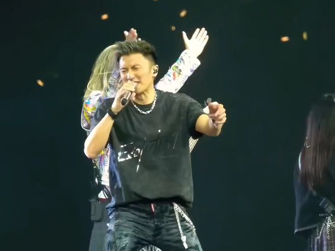 谢霆锋香港演唱会与王菲互动撒糖！事实证明，他还没原谅张柏芝！