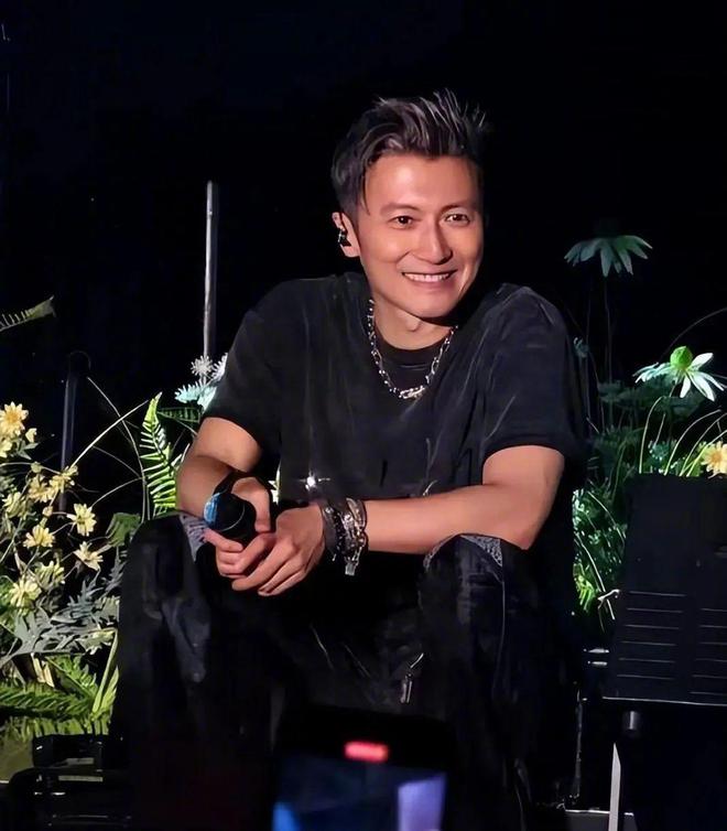 谢霆锋与两儿子聚餐，兄弟俩认真听爸爸讲话，三人坐角落好低调