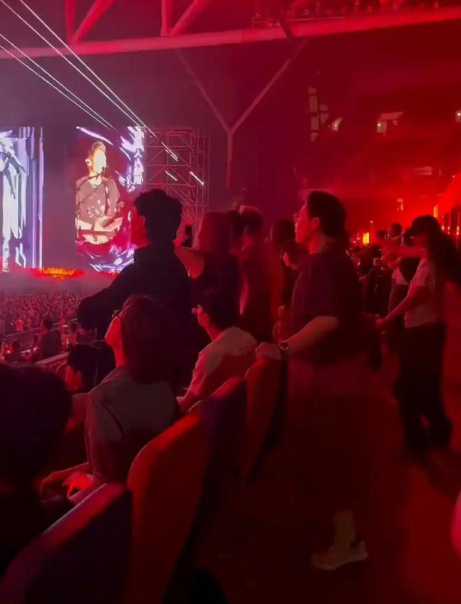 _谢霆锋和三个人合唱歌曲_谢霆锋带领学员吃饭