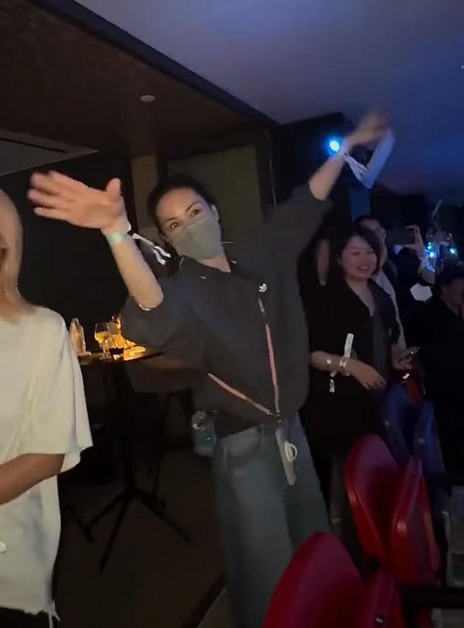 谢霆锋带领学员吃饭_谢霆锋和三个人合唱歌曲_