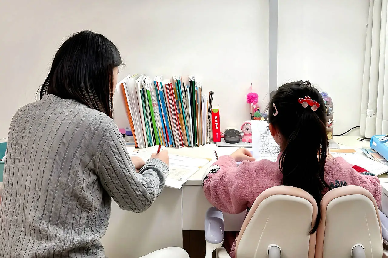 家长高薪聘请儿童陪伴师 “外包父母”真的有必要吗？