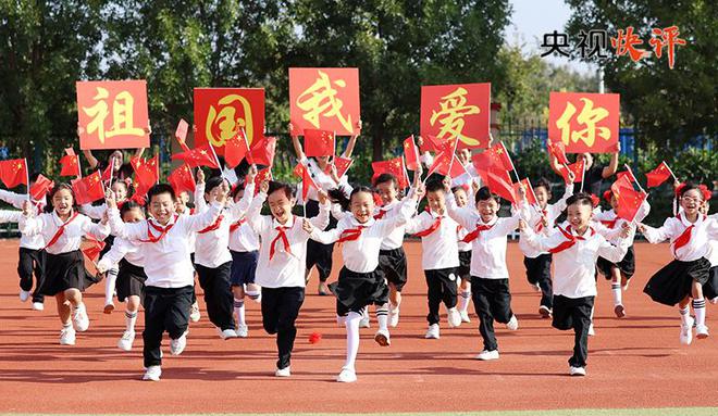 高举队旗跟党走进行曲_高举队旗跟党走洪雨露_