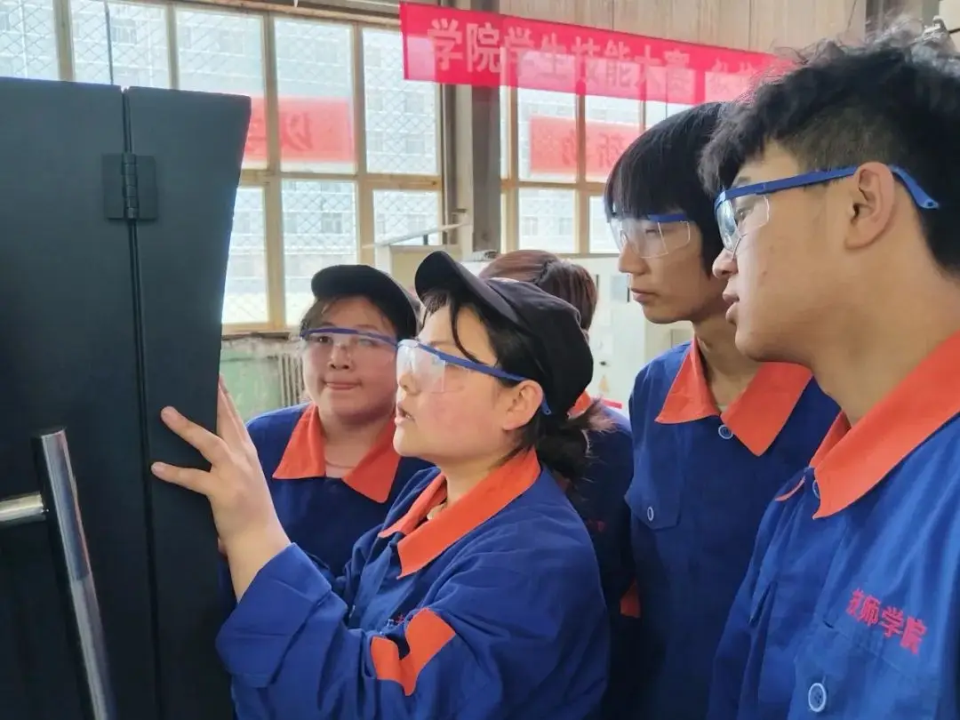 劳模讲堂、订单培养、以赛促学、职教培育阵地“三维突围”！兰州打造产业工人培育新高地__劳模讲堂、订单培养、以赛促学、职教培育阵地“三维突围”！兰州打造产业工人培育新高地