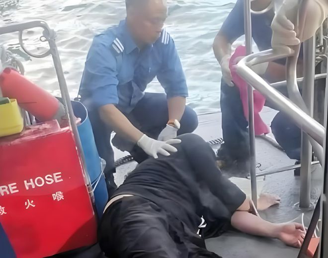 姜涛坠海事件后首现身！瘫软卧船获救画面网疯传_姜涛坠海事件后首现身！瘫软卧船获救画面网疯传_