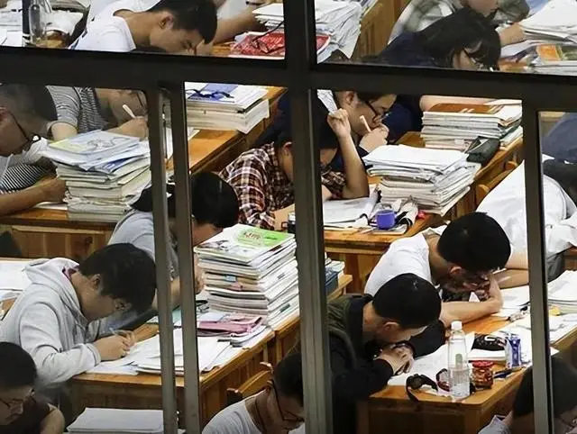 河南考生天塌了！500分无缘本科，700分清北不要，比地狱模式还难_河南考生天塌了！500分无缘本科，700分清北不要，比地狱模式还难_
