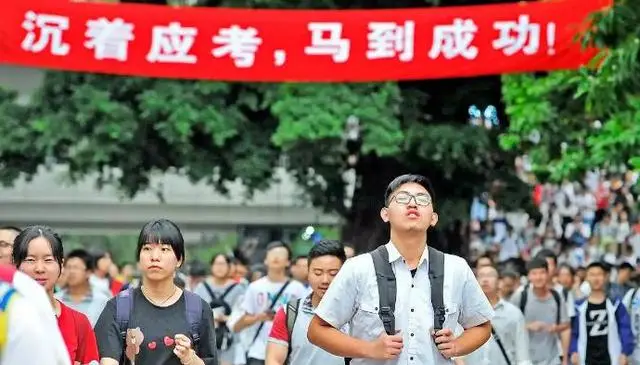 河南考生天塌了！500分无缘本科，700分清北不要，比地狱模式还难__河南考生天塌了！500分无缘本科，700分清北不要，比地狱模式还难
