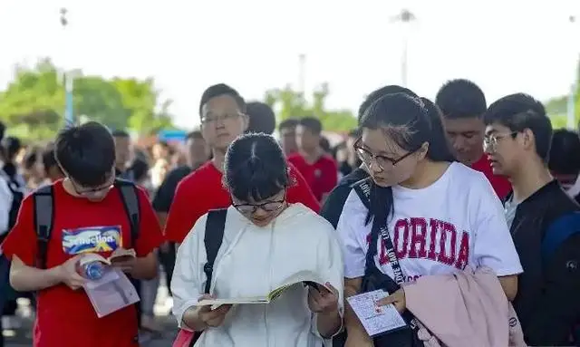 _河南考生天塌了！500分无缘本科，700分清北不要，比地狱模式还难_河南考生天塌了！500分无缘本科，700分清北不要，比地狱模式还难