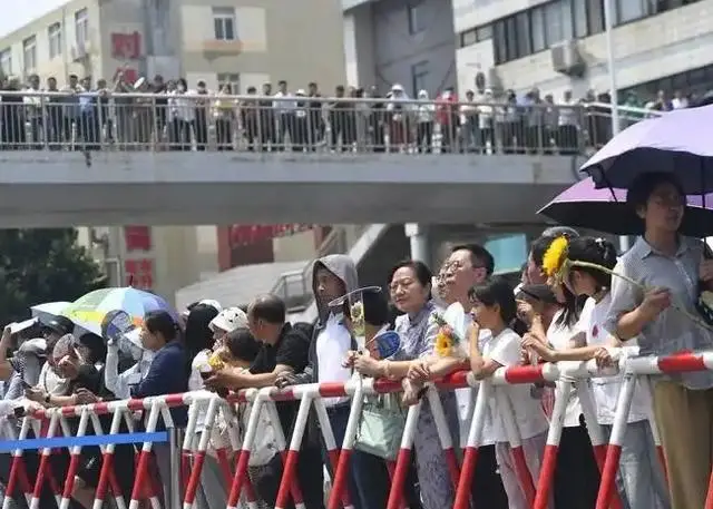 河南考生天塌了！500分无缘本科，700分清北不要，比地狱模式还难__河南考生天塌了！500分无缘本科，700分清北不要，比地狱模式还难